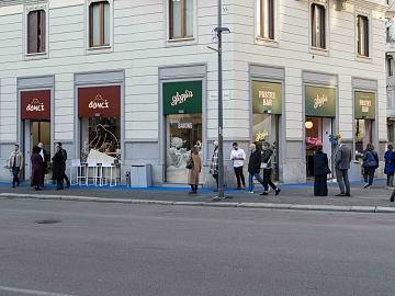La doppia vetrina di Bonci Pizza in Teglia e Sfoglia Pastry Bar a Milano