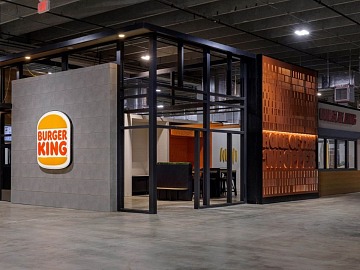 Uno spazio con insegna Burger King