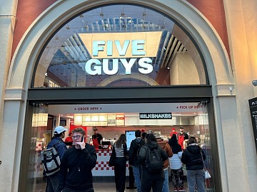 Il nuovo locale Five Guys alla Stazione di Torino Porta Nuova