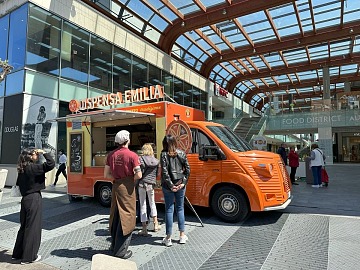 L'iconico food truck di Dispensa Emilia