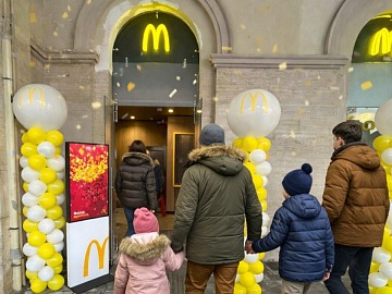L'ingresso del nuovo punto vendita McDonald's alla Stazione di Salerno