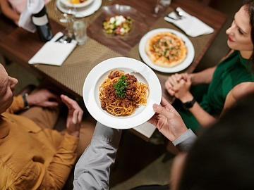 Secondo Fipe, ad agosto, è la cena la principale voce di spesa fuoricasa per gli italiani (4,9 miliardi di euro)