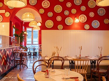 La sala dei piatti all'interno del nuovo punto vendita Pizzium di Milano