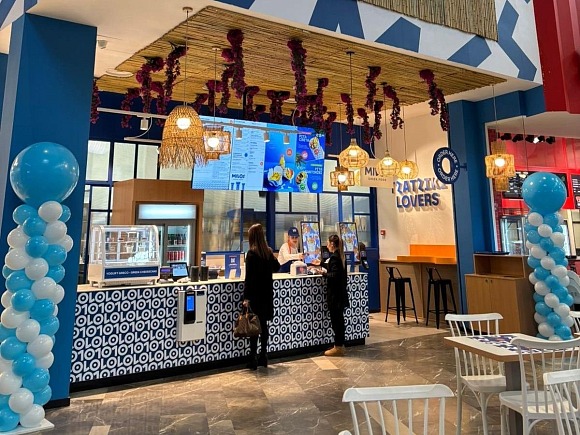 Lo store di Milos Greek Food a Milanofiori