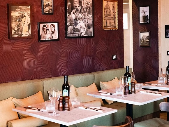 Uno scatto della sala di Osteria da Fiorella di Max Mariola