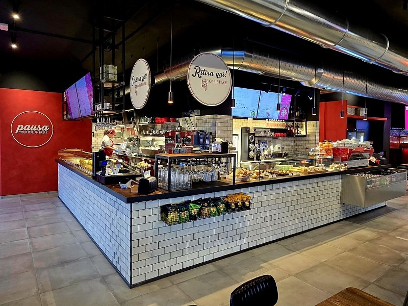 Il bancone di Pausa presso la cittadella dello sport di Tortona