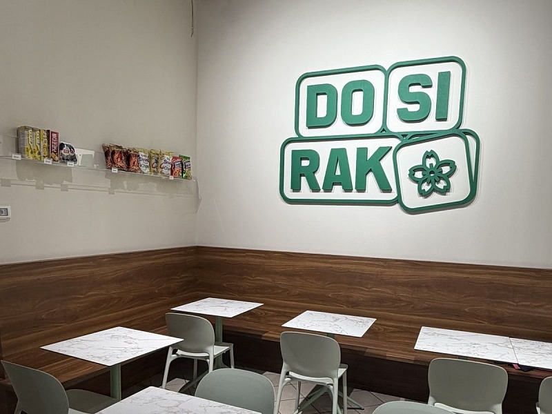 La sala interna con il logo di Dosirak