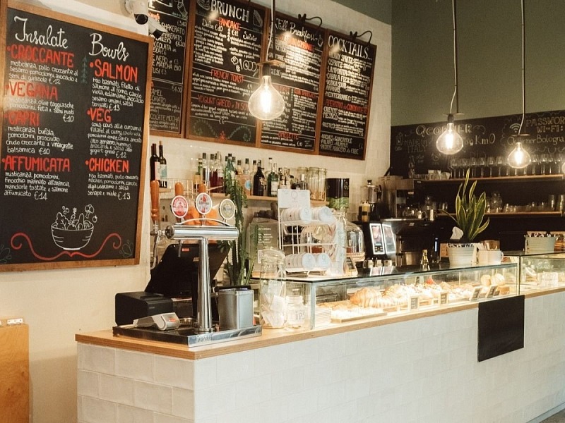 Il bancone di un locale a insegna Qcorner