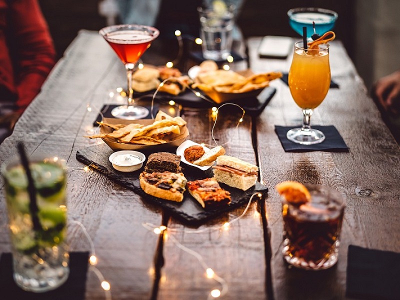 Secondo una ricerca di Sanbittèer, per l'82% degli italiani il food pairing fa la differenza durante l'aperitivo