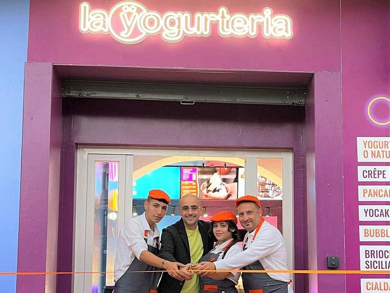 Il taglio nastro de La Yogurteria a Lamezia Terme