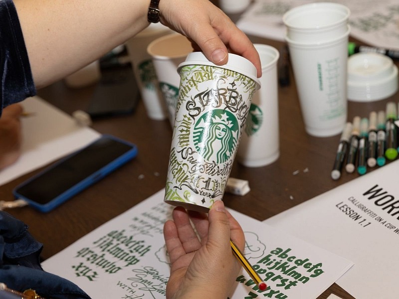 In piazza San Silvestro a Roma il flasgship di Starbucks è caratterizzato dal concept "Where Coffee Meets Arts"