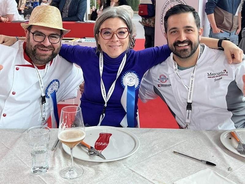 Al centro, la giurata di Pizzikotto Paola Macrì durante il Campionato del Mondo di Pizza Senza Frontiere 2023