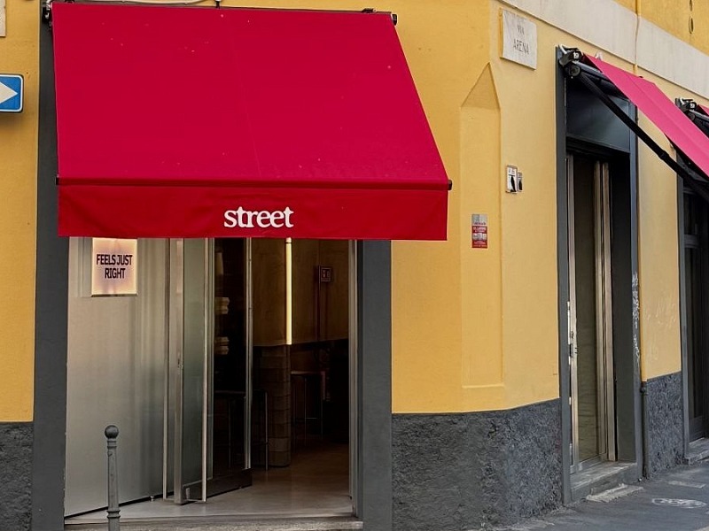 L'ingresso del primo locale Street Smash Burger a Milano in via Edmondo De Amicis