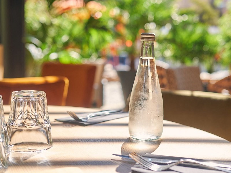 Tra proprietà nutritive e packaging, al ristorante l'acqua minerale è un alleata del gusto