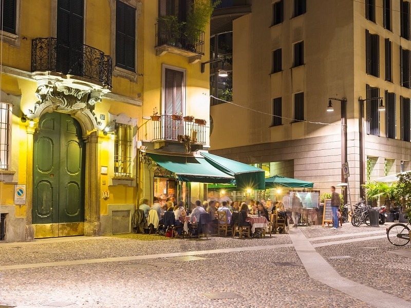 Uno scorcio di Milano, dove si contano 5.557 esercizi commerciali