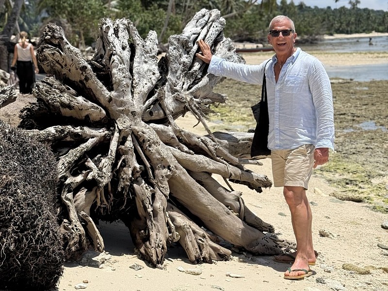 Max Mariola sulle spiagge di Mentawai in Indonesia