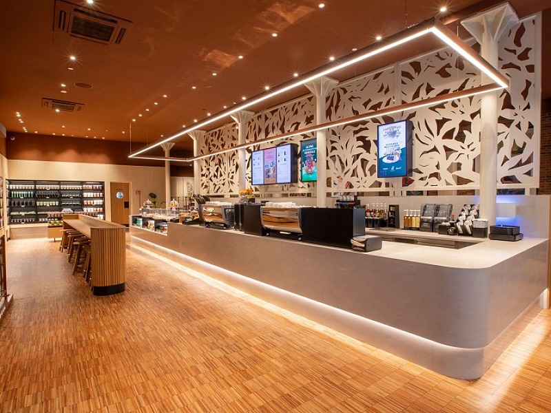 Il bancone del nuovo Starbucks di Verona, il 20° in Italia