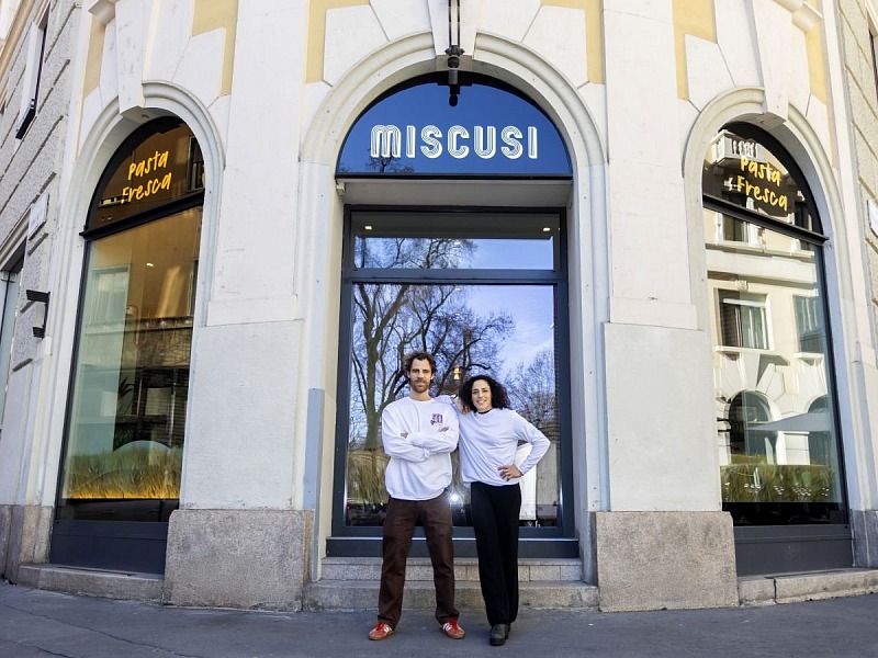 Federica Brignone (a destra) con Alberto Cartasegna (a sinistra) davanti a un punto vendita Miscusi