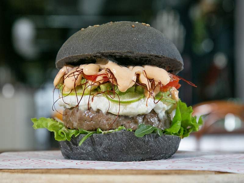 Il Cornuto, l'irriverente hamburger con maialino iberico, pane total black e ingredienti afrodisiaci di Pane & Trita