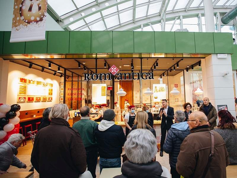 L'inaugurazione della nuova pizzeria Rom'Antica