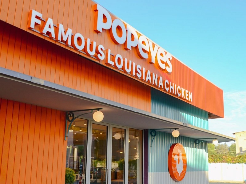 L'insegna di Popeyes nel nuovo ristorante di Montesilvano (PE)