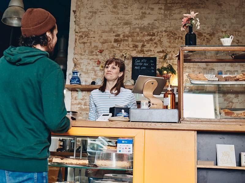 Secondo l'Osservatorio SumUp, nei bar la quota di pagamenti cashless è dell'84% per uno scontrino medio di 14 euro