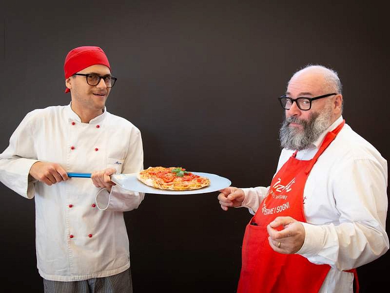 A destra, Niko Acampora, fondatore del progetto di inclusione sociale e lavorativa PizzAut