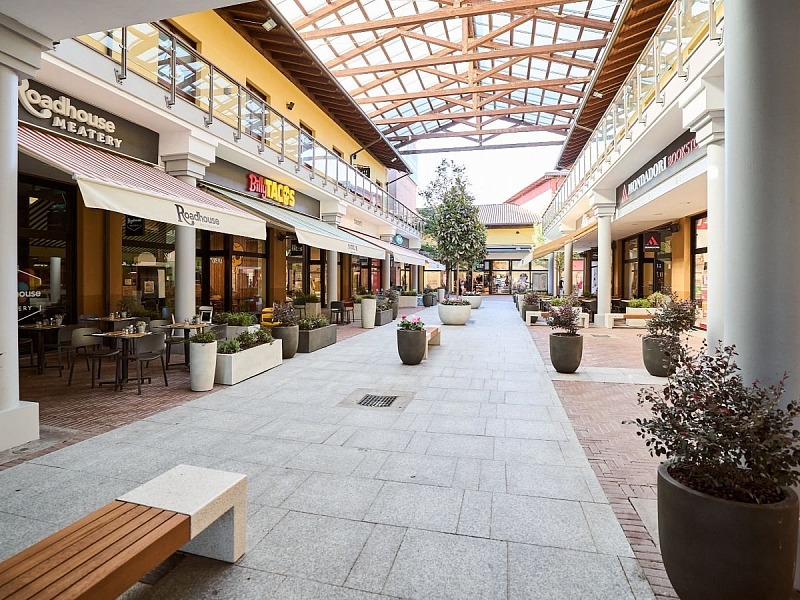 La food court rinnovata di Castel Guelfo The Style Outlets gestito da Neinver
