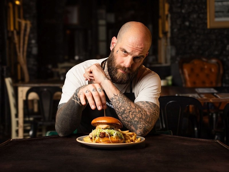 Eugenio Roncoroni con "l'ultimo hamburger" firmato per Hamerica's