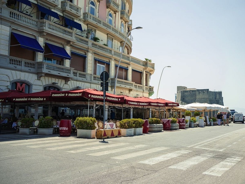 Il ristorante Mammina sul lungomare di Napoli