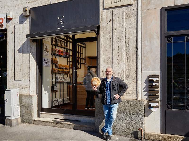 Davide Longoni davanti al suo nuovo "panificio di quartiere" in piazza Piemonte a Milano