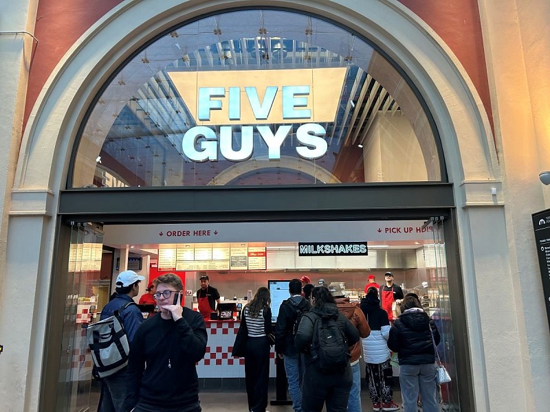 Il nuovo locale Five Guys alla Stazione di Torino Porta Nuova