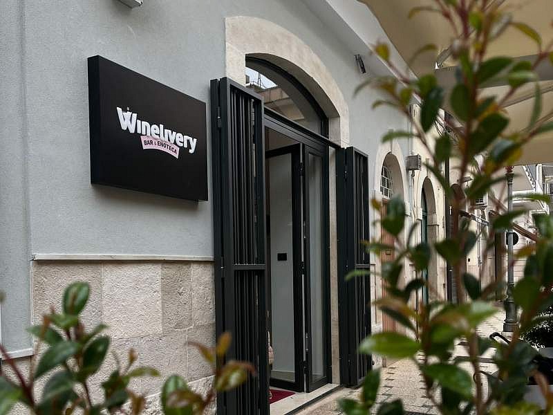 L'ingresso del nuovo Winelivery BAr&Enoteca di Andria
