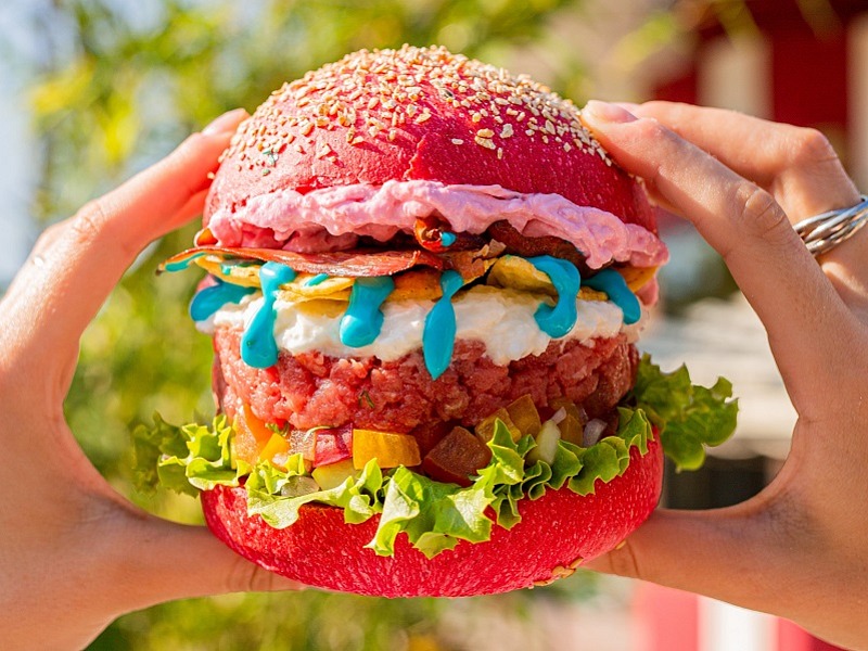 Pane & Trita celebra la carne con l'Uniporco, l'irriverente hamburger con pane rosa glitterato