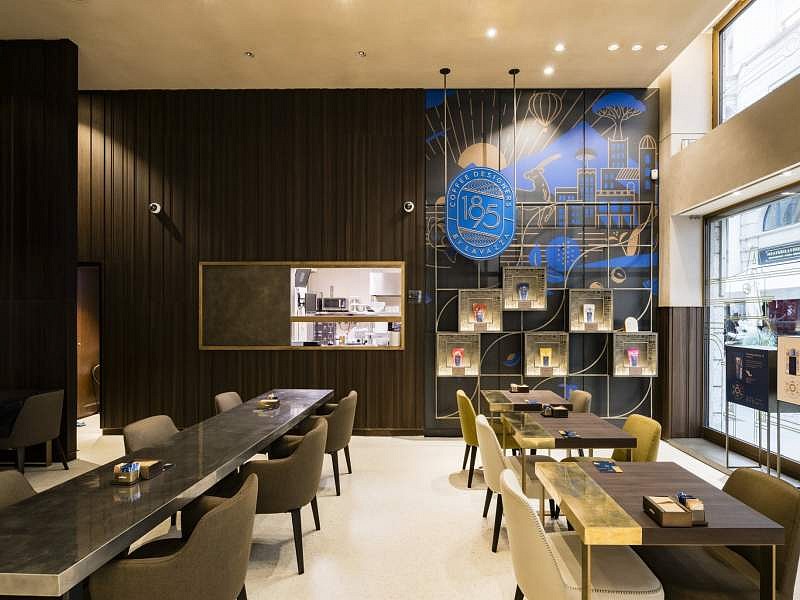 L'interno di design del flagship Lavazza a Milano