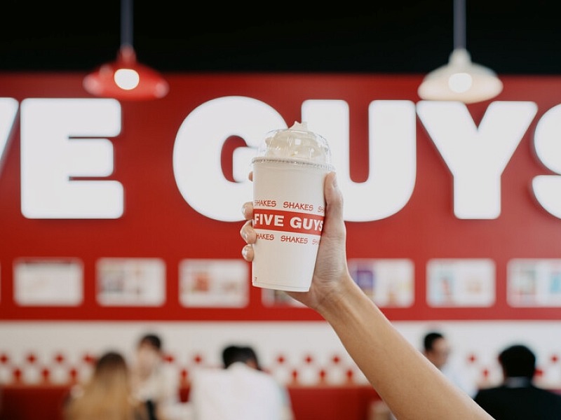 Five Guys apre il quinto ristorante fast casual a Milano all'interno della Stazione Centrale