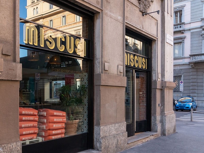 La vetrina di uno dei 23 locali Miscusi presenti in Italia