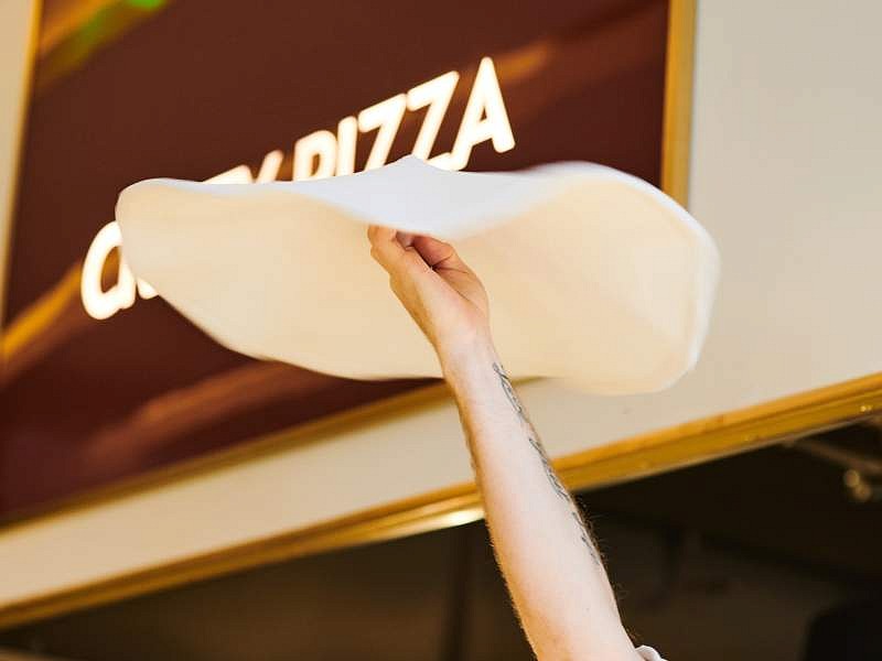 Dagli Spinning Pizza Show arriva l'idea per il nuovo logo e claim di Crazy Pizza