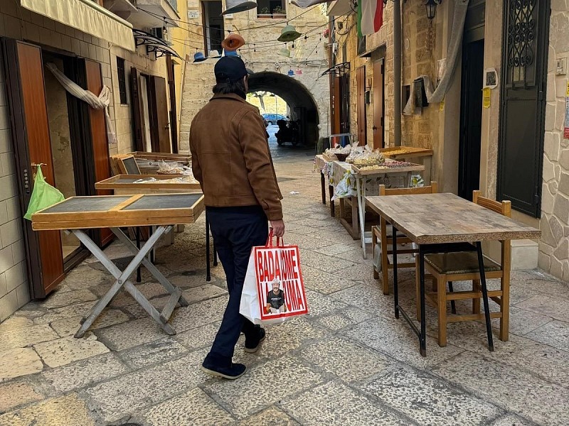 Tommaso Mazzanti di spalle fra le strade di Bari 