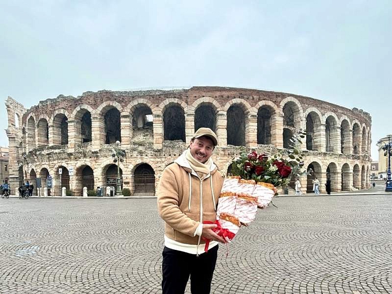 All'Antico Vinaio conquista il Veneto: prima apertura a Verona Tommaso Mazzanti con un mazzo di rose e schiacciate a Verona, dove ha aperto il 23° punto vendita de All'Antico Vinaio