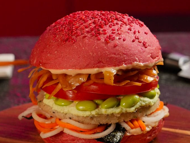 Il sushi diventa burger grazie a Flower Burger e Chef in Camicia Il nuovo Tokyo Burger frutto della collaborazione fra Flower Burger e Chef in Camicia