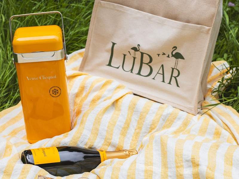 Cosaporto lancia il kit pic-nic con Veuve Clicquot e LùBar Il kit di Cosaporto per il pic-nic (con tanto di stuzzichini e bicchieri)