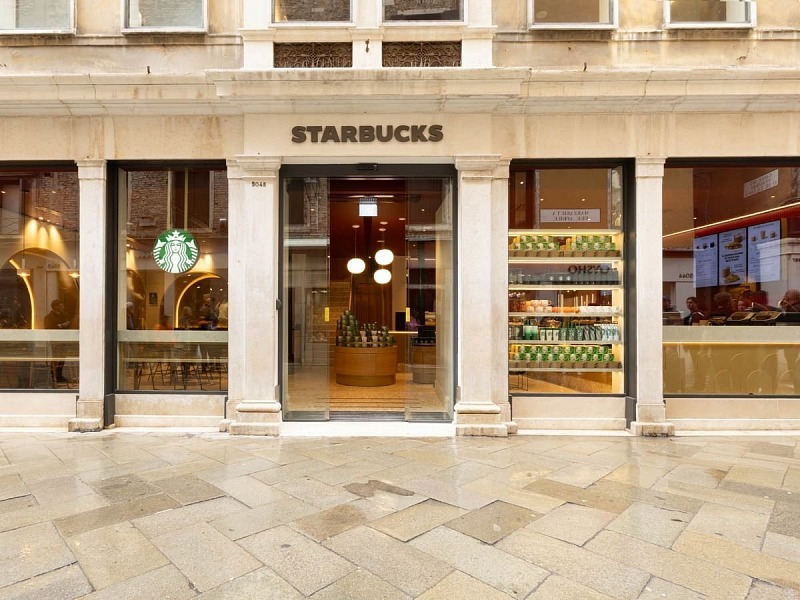 Starbucks apre a Venezia il suo 45° locale italiano Il primo Starbucks di Venezia si sviluppa su una superficie di 150 mq e offre 50 posti a sedere