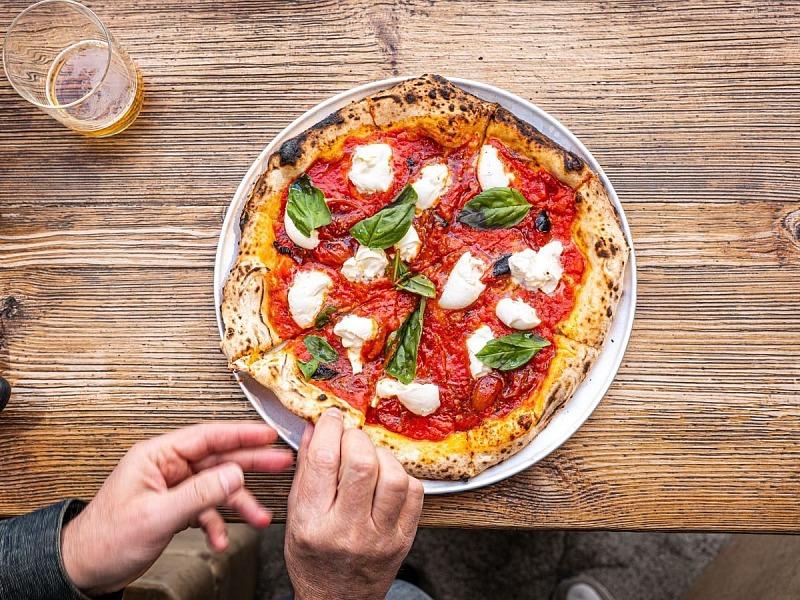 Pizza e condimenti, cosa preferiscono gli italiani? Il 62% degli italiani, secondo il sondaggio di Fratelli Coppola, mangia la pizza una volta alla settimana