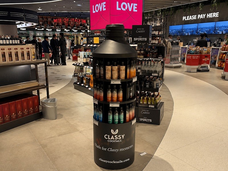 I ready-to-drink Classy Cocktails approdano nei duty free Avolta L'espositore travel retail di Classy Cocktails nei dutry free Avolta
